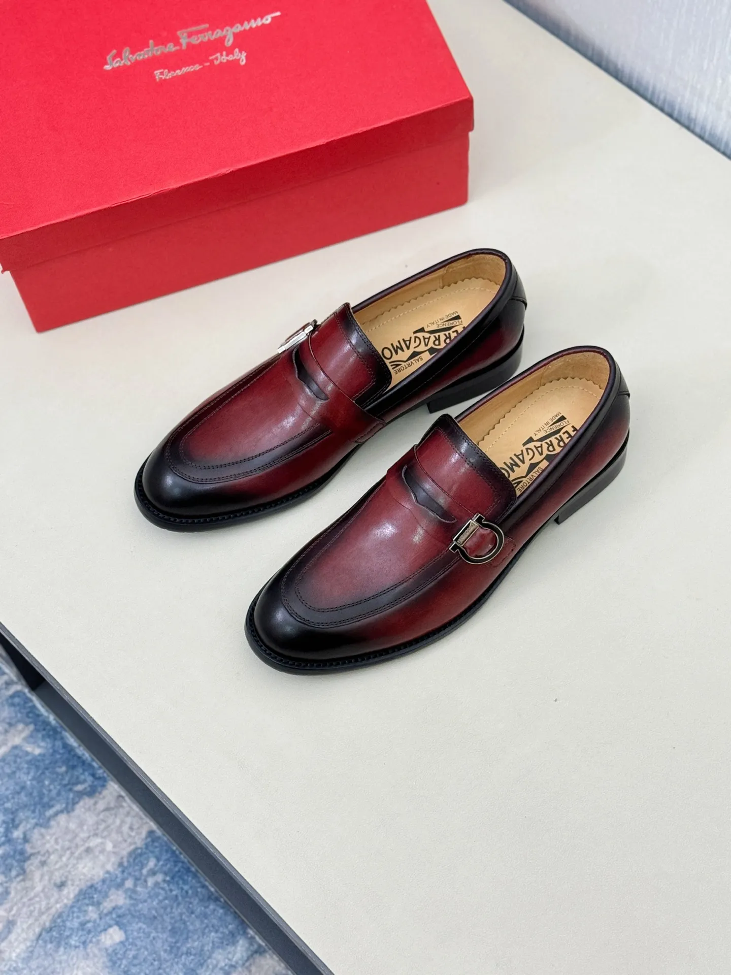[Ferragamo] P: 560💰 Number of yards: 38~44 (45 orders are non-returnable) Ferragam's new men's formal leather shoes, the fabric is made of imported cowhide, with visible texture, heavy-duty stitching, dyed calfskin inside, standard logo cowhide feet, big-name experience, soft and comfortable on the feet, a men's favorite, special non-slip and wear-resistant rubber soles, easy to handle various occasions, with original box packaging!